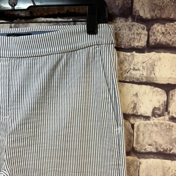 Jones New York Blue & White Seersucker Pull On Dress Pants Size 4 - Picture 3 of 9